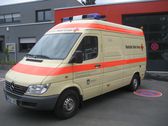 Foto: Technikgespann vor einem Rapsfeld