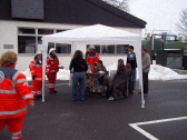 Foto: DRK-Helferin hält die Händer einer Seniorin (Ausschnitt der Hände)